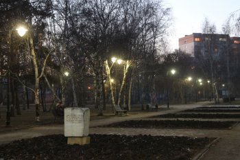 В Челябинский сквер 20-летия Победы наконец-то пришло сияние уличных фонарей 
